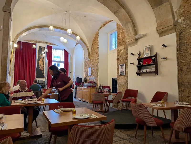 Interior do Fado ao Carmo, em Lisboa