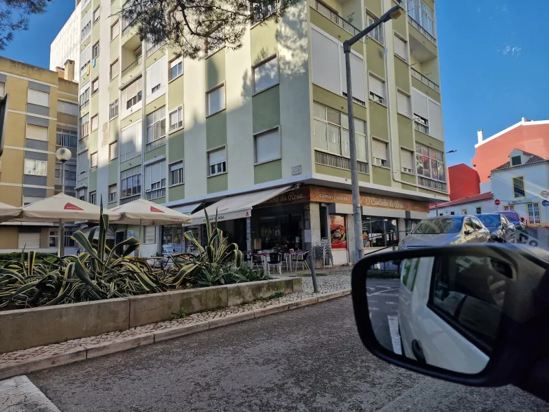 Exterior do Cantinho da Rosa, em Sacavém